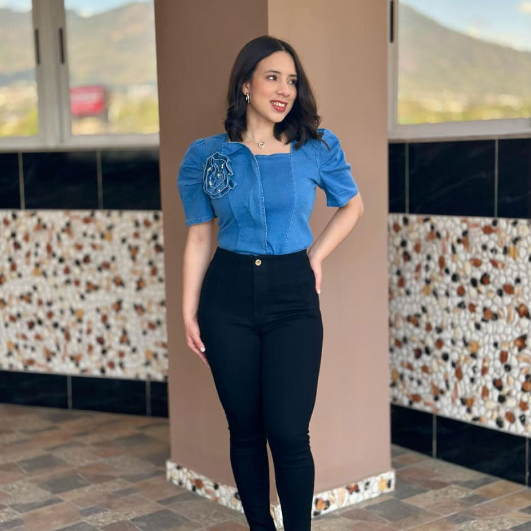 Blusa Denim con Aplique Floral - Denim Claro