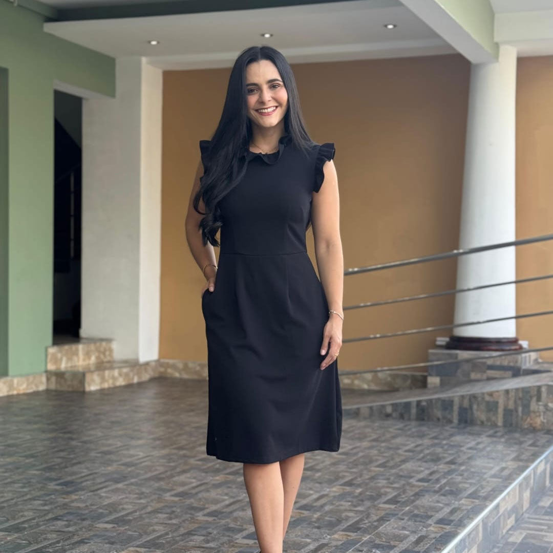 Vestido con Volantes en Cuello y Hombros - Negro Imagen principal del producto
