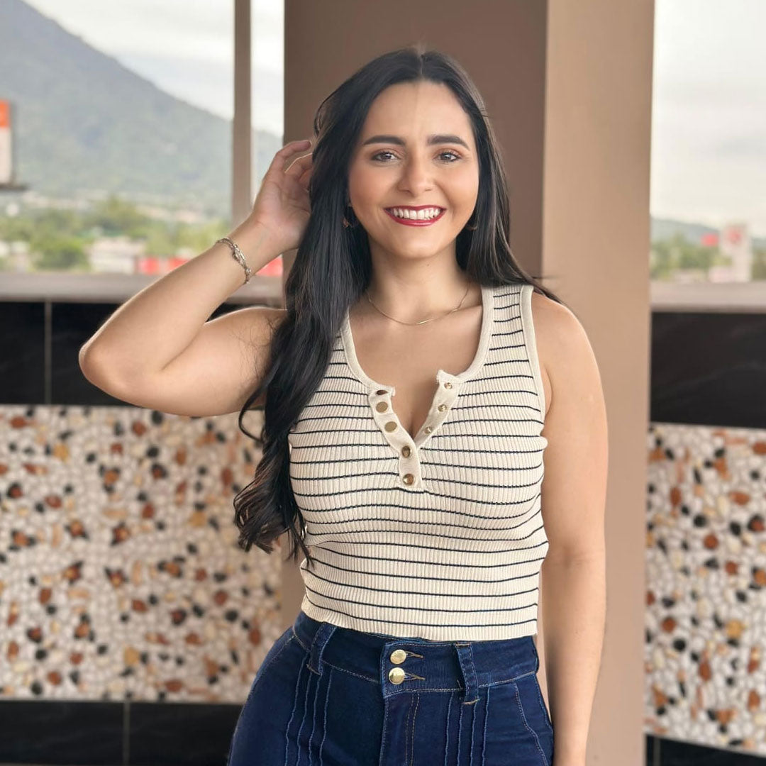 Blusa Top Corto Estilo Henley - Beige Claro Imagen principal del producto