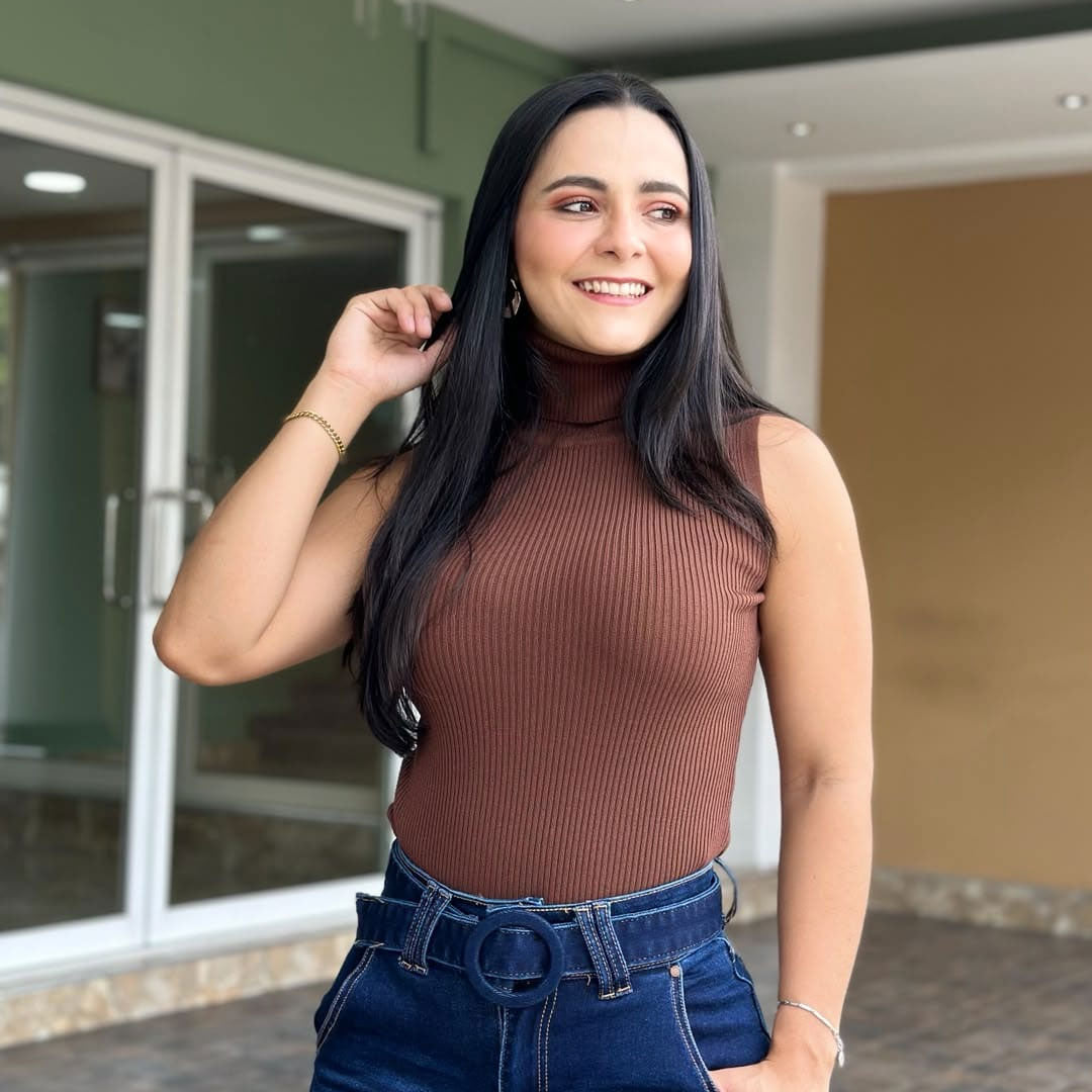 Blusa Cuello Alto Acanalada Stretch - Café Imagen secundaria del producto
